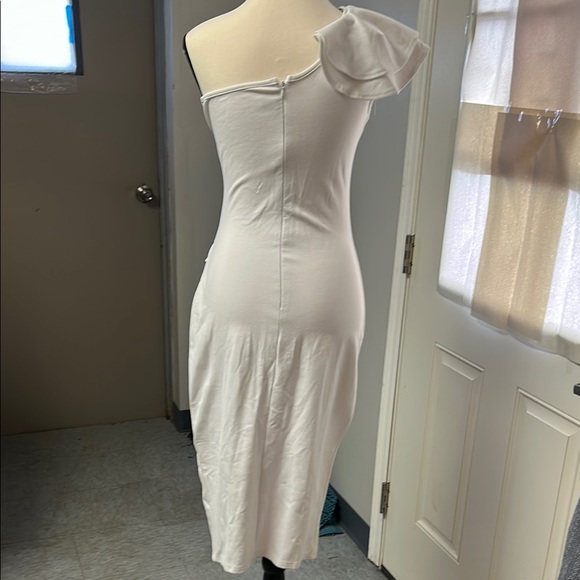 Elegant White One-Shoulder Dress - Picture 5 of 5